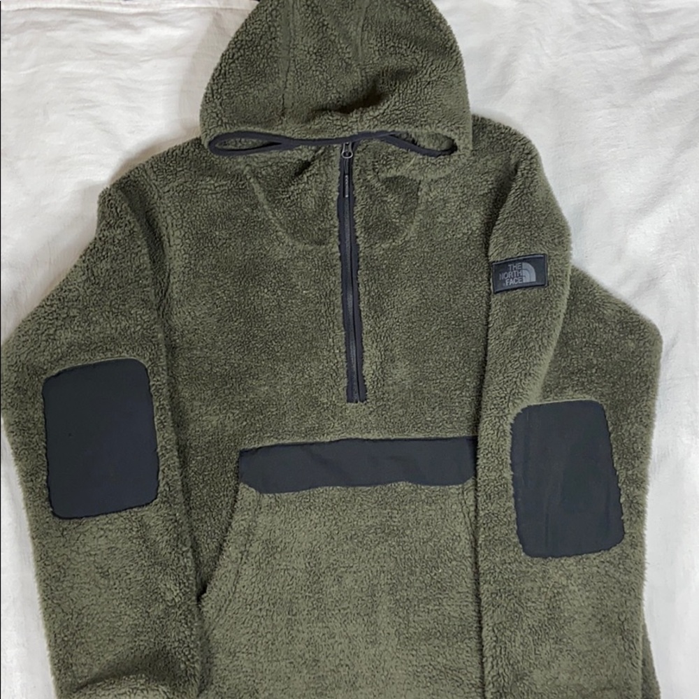 Woman’s north face Sherpa pull over